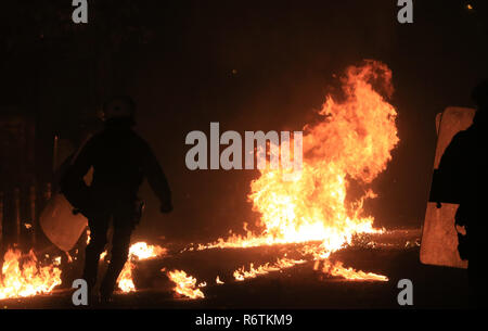 (181206) -- Athènes, le 6 décembre 2018 (Xinhua) -- Des policiers anti-émeute en conflit avec des manifestants lors d'Exarchia à Athènes, Grèce, le 6 décembre 2018. Manifestations organisées dans plusieurs villes grecques jeudi, à la mémoire d'Alexandros Grigoropoulos, un adolescent tué par un policier à Athènes en 2008, ont été marquées par des incidents violents. Au moins 27 manifestants dans la capitale grecque, Thessalonique en Grèce du nord et La Canée en Crète Island ont été arrêtés et placés en détention provisoire pour avoir participé à des affrontements avec les forces de police anti-émeutes et de vandalisme, selon l'agence de presse nationale grecque AMNA. (Xinhua/Marios lol Banque D'Images