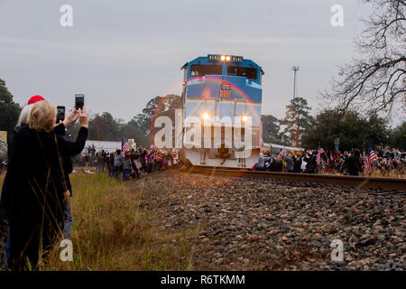 Houston, Texas, USA. 6e déc, 2018. Afficher le drapeau Texas partisan comme le train ''4141'' passe par de l'ancien président George Herbert Walker Bush défilé sera voyageant par train par Old Town Spring le jeudi 6 décembre 2018 à Houston. Credit : Juan DeLeon/ZUMA/Alamy Fil Live News Banque D'Images