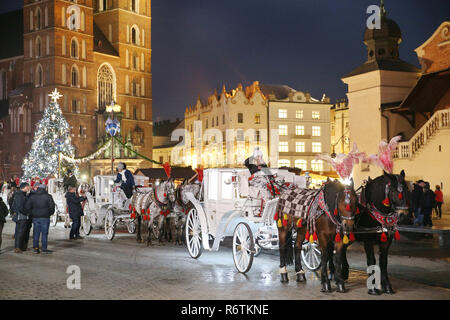 Cracovie, Pologne. 6e déc, 2018. Vu les voitures sur la place principale de Cracovie. Illuminations de Noël est apparu à Cracovie et le marché de Noël a commencé comme des millions de lumières briller chaque nuit sur les principales rues et places de la ville. La plupart des décorations ont été préparés pour la vieille ville, également sur la place principale, un immense arbre de Noël a été défini. Credit : Damian Klamka SOPA/Images/ZUMA/Alamy Fil Live News Banque D'Images