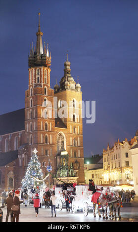 Cracovie, Pologne. 6e déc, 2018. Vu les voitures sur la place principale, avec en arrière-plan l'Eglise St Mary.Noël illuminations est apparu à Cracovie et le marché de Noël a commencé comme des millions de lumières briller chaque nuit sur les principales rues et places de la ville. La plupart des décorations ont été préparés pour la vieille ville, également sur la place principale, un immense arbre de Noël a été défini. Credit : Damian Klamka SOPA/Images/ZUMA/Alamy Fil Live News Banque D'Images