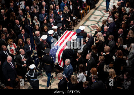 Garde d'honneur militaire des États-Unis portent le cercueil recouvert du drapeau de l'ancien président George H. W. Bush dans l'allée de la Cathédrale nationale à l'issue de funérailles d'État le 5 décembre 2018, à Washington, DC. Bush, le 41e président, est décédé à son domicile de Houston à l'âge de 94 ans et sera enterré à sa bibliothèque présidentielle à la Texas A&M University. Banque D'Images