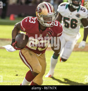 San Francisco, Californie, USA. 9Th Mar, 2012. San Francisco 49ers d'utiliser de nouveau LaMichael James (23) le dimanche à Candlestick Park de San Francisco, CA. Les 49ers défait les dauphins 27-13. Crédit : Al Golub/ZUMA/Alamy Fil Live News Banque D'Images