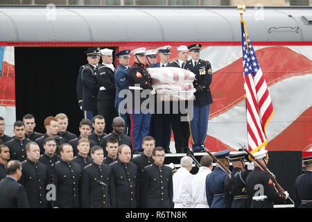 College Station, Texas, USA. 6e déc, 2018. Le cercueil contenant les restes de l'ancien président George H. W. BUSH arrive à la Texas A&M University pour une cérémonie de 20 minutes avant son dernier lieu de repos à la bibliothèque George Bush. Bush est décédé le 30 novembre à Houston. Credit : Bob Daemmrich/ZUMA/Alamy Fil Live News Banque D'Images