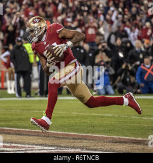 San Francisco, Californie, USA. 12 Jan, 2013. San Francisco 49ers wide receiver Michael Crabtree (15) rend le toucher des roues le samedi à Candlestick Park de San Francisco, CA. Les 49ers défait les packers 45-31 dans les séries de division. Crédit : Al Golub/ZUMA/Alamy Fil Live News Banque D'Images