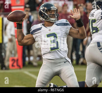 San Francisco, Californie, USA. 18 Oct, 2012. Seattle Seahawks quarterback Russell Wilson (3) passe au-dessous un champ jeudi à Candlestick Park de San Francisco, CA. Les 49ers a battu les Seahawks 13-6. Crédit : Al Golub/ZUMA/Alamy Fil Live News Banque D'Images