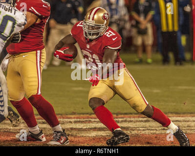 San Francisco, Californie, USA. 18 Oct, 2012. San Francisco 49ers Frank Gore running back (21) passe par des défenseurs des Seahawks jeudi à Candlestick Park de San Francisco, CA. Les 49ers a battu les Seahawks 13-6. Crédit : Al Golub/ZUMA/Alamy Fil Live News Banque D'Images