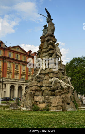 Turin, Piémont. L'Italie, septembre 2018. Piazza Statuto, détails du monument dédié au tunnel du Fréjus. Il est situé dans le centre de Banque D'Images