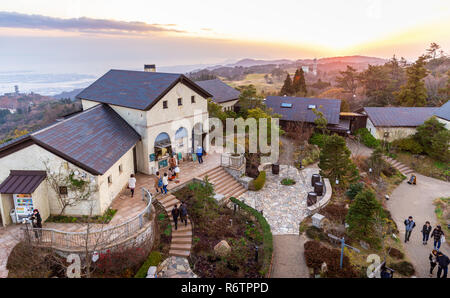 Mont Rokko, Kobe, Hyogo, Japon - 25 novembre 2018 : vue aérienne sur Rokko jardin terrasse au coucher du soleil d'automne. Banque D'Images