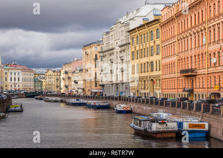 Saint-pétersbourg, Russie - 20 septembre 2017 : orange et jaune à côté de la rivière Moïka bâtiments par jour nuageux. Banque D'Images