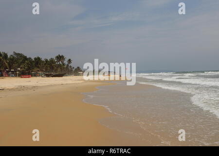 Photo plage classique à Goa composé de belles vagues de toucher le sable jaune douce, avec une vue imprenable sur les cocotiers Banque D'Images