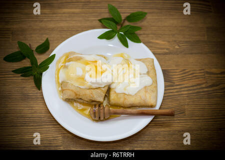 Crêpes sucrées avec du fromage cottage, la crème sure et Banque D'Images
