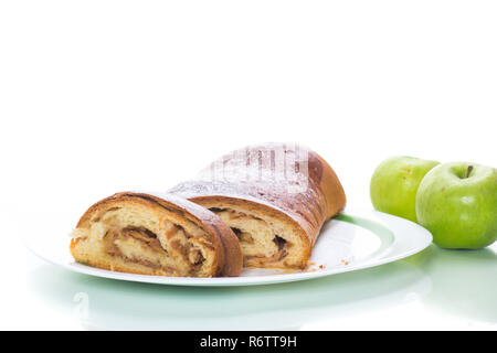 Sweet apple strudel maison isolated on white Banque D'Images