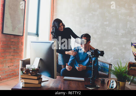 Les gens tournage sur caméra spéciale portant casque vr. producteur vidéo, création de contenu virtuel, ordinateur, lunettes. Banque D'Images