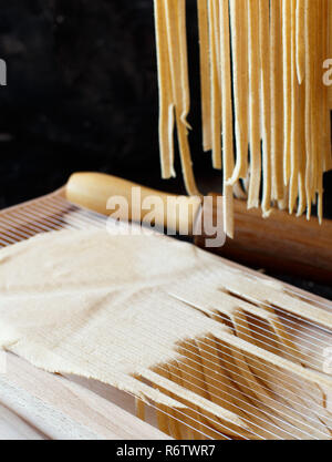 Décisions tagliolini Pasta alla Chitarra avec un outil Banque D'Images