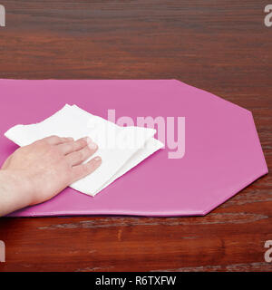 De forme octogonale nettoyage Cuisine Rose Place Mat sur la surface du bois Banque D'Images