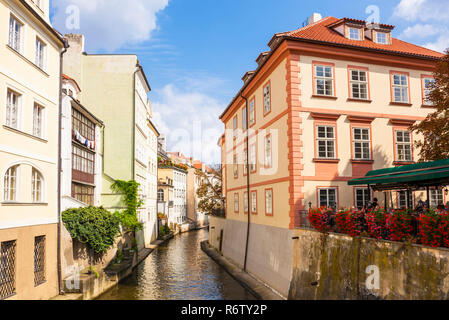 L'île Kampa Prague Prague Čertovka et Márnice Café du canal, sur l'île Kampa dans la rivière Vlata connu sous le nom de ruisseau Devils Prague République Tchèque Europe Banque D'Images