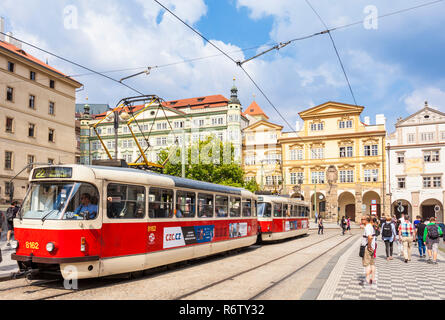 Tram 22 tram touristique de Prague à l'arrêt de tramway Malostranské náměstí carrés dans la Mala Strana Prague Nouvelle Ville Prague République Tchèque Europe Banque D'Images