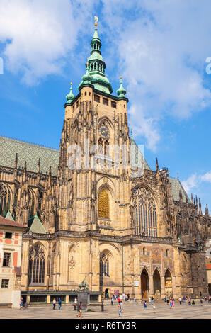 Cathédrale Saint-Guy de Prague Grand tour sud de la cathédrale Katedrála Sv. Víta Troisième cour du château de Prague Prague République Tchèque Europe Banque D'Images