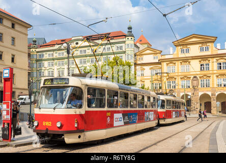 Tram 22 tram touristique de Prague à l'arrêt de tramway Malostranské náměstí carrés dans la Mala Strana Prague Nouvelle Ville Prague République Tchèque Europe Banque D'Images