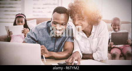 Couple assis à table et calcul des factures Banque D'Images