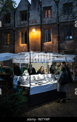 Blocage sur tous les Saints bijoux Jardin Art & Craft Market à Cambridge au crépuscule. Banque D'Images