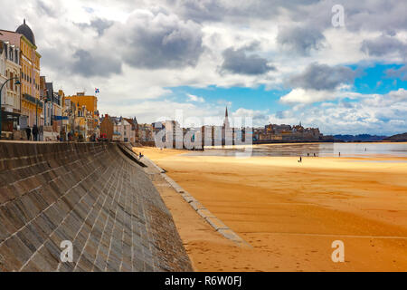 Digue et plage, Saint-Malo, Bretagne, France Banque D'Images