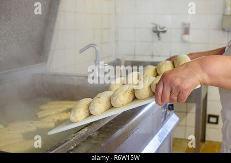 La cuisson des boulettes de pain Banque D'Images