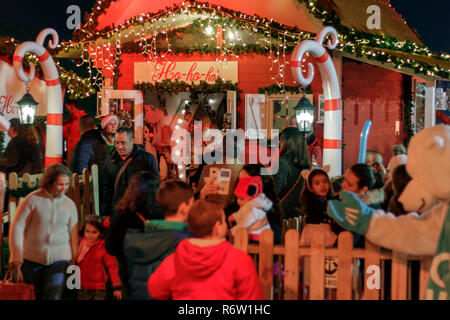 Lisbonne, Portugal - 5 décembre 2018 : les enfants dans la file d'attente pour parler au Père Noël Banque D'Images