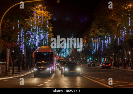 Lisbonne, Portugal - 5 décembre 2018 : Lisbon street décoré de lumières de Noël Banque D'Images