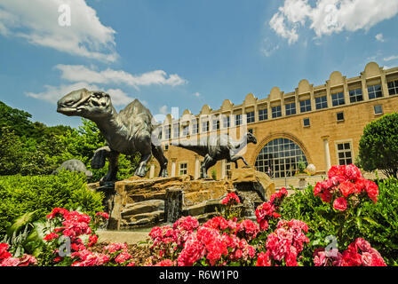 Une famille de dinosaures - lophorhothon atopus bronze - ébats dans le dinosaure Plaza à Fernbank Museum of Natural History, à Atlanta, Géorgie. Banque D'Images