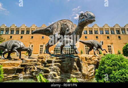 Une famille de dinosaures - lophorhothon atopus bronze - batifoler dans le dinosaure Plaza à Fernbank Museum of Natural History, à Atlanta, Géorgie. Banque D'Images