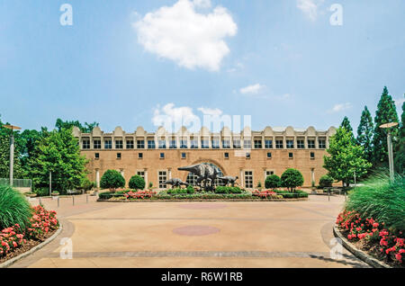 Une allée conduit les visiteurs au Musée d'Histoire Naturelle de Fernbank et Dinosaur Plaza, à Atlanta, Géorgie, le 23 mai 2014. Banque D'Images