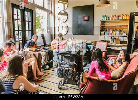 Les clients d'écouter de la musique au soleil dans mon ventre Cafe, le 15 juin 2014, dans la communauté de Kirkwood, Atlanta, Géorgie. Banque D'Images