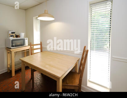 La cuisine est petite mais fonctionnelle dans le guest house à l'établissement University Inn, un hôtel à la gestion familiale situé à proximité de l'Université Emory à Atlanta, Géorgie. Banque D'Images