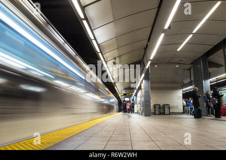 VANCOUVER, BC, CANADA - Oct 3, 2018 : un laps de temps Vancouver City centre station à l'heure de pointe du soir avec les gens de l'embarquement et du débarquement la Banque D'Images