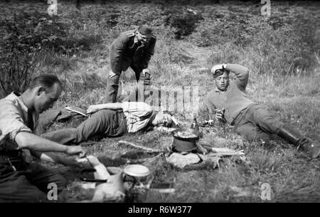 1940 WW2 Soldats de l'armée allemande se détendre hors-service dans le nord de la France Banque D'Images