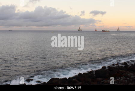 Atardecer en el mar. Coucher de soleil dans la mer Banque D'Images