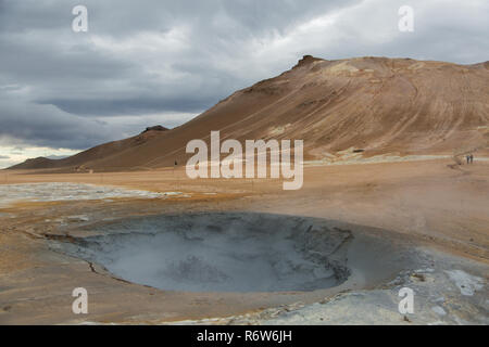 Des piscines de boue géothermique à Hverir, Namafjall, Islande Banque D'Images