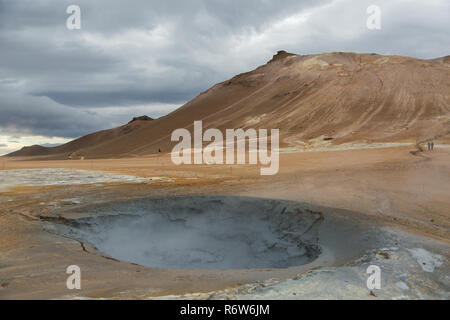 Des piscines de boue géothermique à Hverir, Namafjall, Islande Banque D'Images