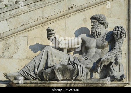 Palazzo Senatorio, sur la Piazza del Campidoglio de Roma ou la place du Capitole, Rome, Latium, Italie, statue de dieu du Nil Banque D'Images