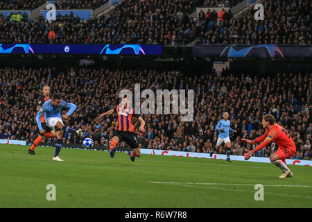 7 novembre 2018, Etihad Stadium, Londres, Angleterre ; Ligue des Champions, Manchester City v Shakhtar Donetsk ; Gabriel Jésus (33) de Manchester City tire au but et son crédit déviée : Mark Cosgrove/News Images Banque D'Images