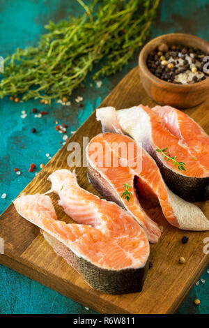 Le poisson frais. Pavé de saumon cru sur table ardoise bleue. Banque D'Images
