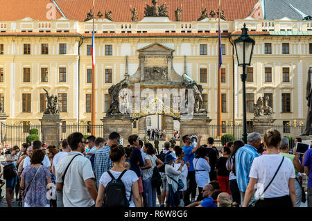 Foule devant la porte de la Place du Château, le château de Prague, du château de quart, Prague, République Tchèque Banque D'Images