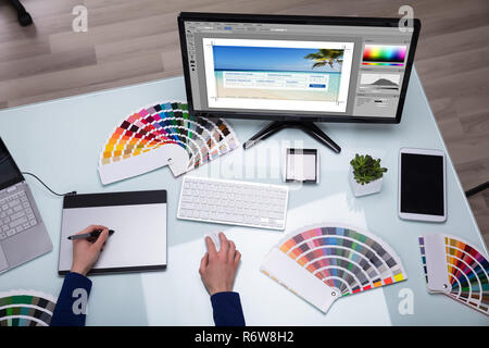 Portrait de la main du designer working on Computer Banque D'Images