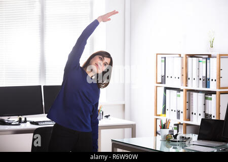 Businesswoman Doing Exercise Banque D'Images