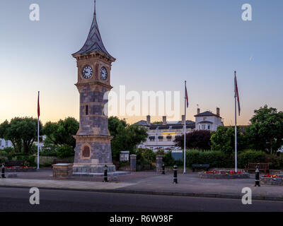 Le crépuscule tombe sur le mât Memorial à Exmouth, Devon, UK Banque D'Images