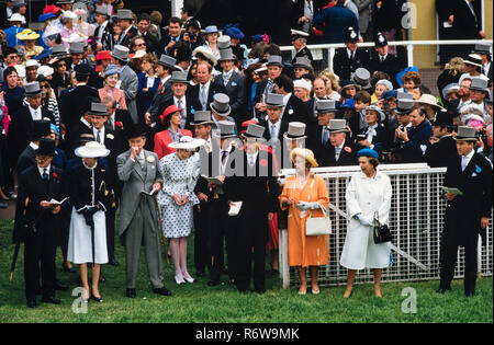 Le Derby Course de chevaux sur Epsom Downs, en Angleterre. 1986, 2018 Le 1986 numérisés Derby d'Epsom est une course de chevaux qui a eu lieu à Epsom Downs le mercredi 4 juin 1986. C'était la 207e exécution du Derby, et il a été remporté par Shahrastani. Le gagnant a été monté par Walter Swinburn et formé par Michael Stoute. Derby day assisté par la famille royale britannique et les membres du public qui ont bénéficié d'un bon pique-nique. Banque D'Images