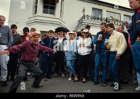 Le Derby Course de chevaux sur Epsom Downs, en Angleterre. 1986, 2018 Le 1986 numérisés Derby d'Epsom est une course de chevaux qui a eu lieu à Epsom Downs le mercredi 4 juin 1986. C'était la 207e exécution du Derby, et il a été remporté par Shahrastani. Le gagnant a été monté par Walter Swinburn et formé par Michael Stoute. Derby day assisté par la famille royale britannique et les membres du public qui ont bénéficié d'un bon pique-nique. Banque D'Images