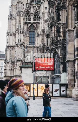 Vienne, Autriche - 24 novembre 2018 : signe de sens de passé de marché de Noël près de la cathédrale St Stephen de décrochage, la plus importante rel Banque D'Images