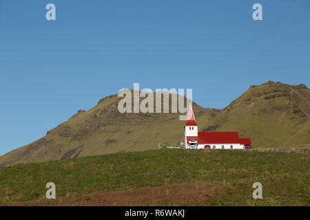 L'église de la côte sud de l'Islande ville de Vik, un jour ensoleillé Banque D'Images